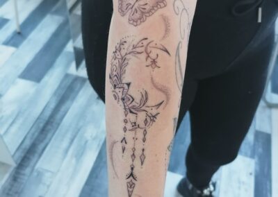 Tattoo fine line decorativo con farfalla sull’avambraccio realizzato da Giorgia Arzenton