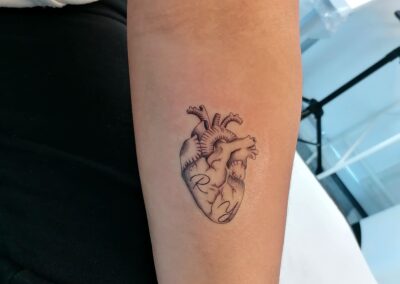 Tattoo fine line con cuore anatomico sull’avambraccio realizzato da Giorgia Arzenton