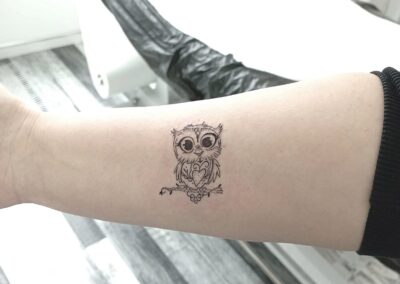 Tattoo fine line con gufo sull’avambraccio realizzato da Giorgia Arzenton