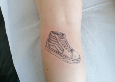 Tattoo fine line raffigurante una sneaker sull’avambraccio realizzato da Giorgia Arzenton