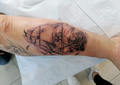 Tatuaggio artistico black and grey personalizzato sul braccio realizzato ad Aurea Studio